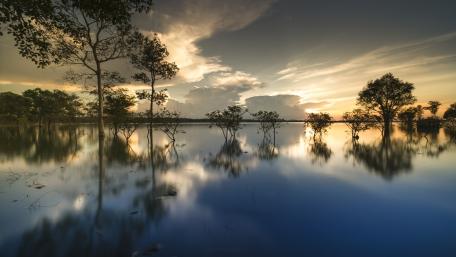 Serene Twilight Over a Reflective Lake wallpaper