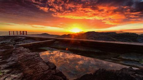 Majestic Sunset Over Ocean Rocks wallpaper