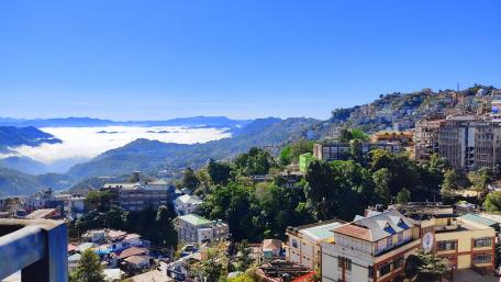 Stunning Cityscape Embracing Mountain Beauty wallpaper