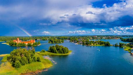 Trakai Island Castle on Lake Galvė wallpaper
