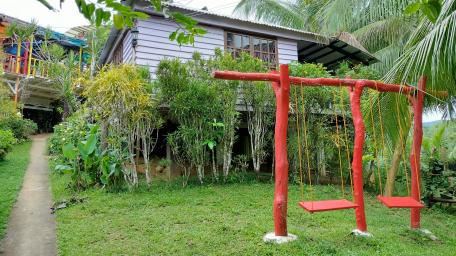 Red Swing wallpaper