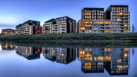 Serene Urban Reflections at Dusk wallpaper