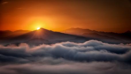 Majestic Sunset Over Mountain Peaks wallpaper