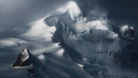 Majestic Snowy Mountain Range Capture wallpaper