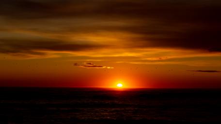 Tranquil Sunset Over the Sea wallpaper