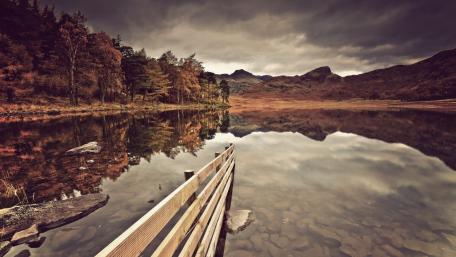 Autumn Serenity Over Calm Waters wallpaper