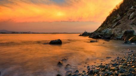 Serene Sunset Over Tranquil Shoreline wallpaper