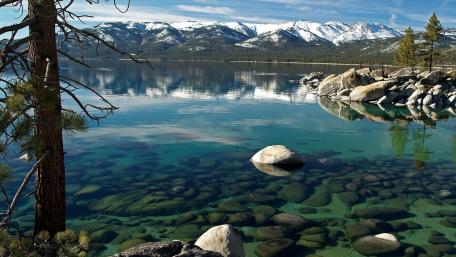 Tranquil Reflections on a Crystal Clear Lake wallpaper