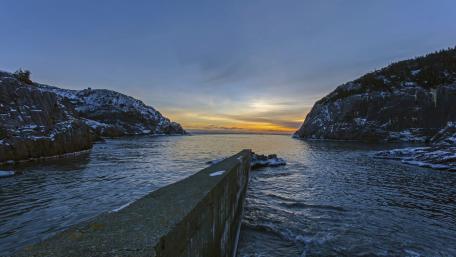 Serene Dusk Over Tranquil Waters wallpaper