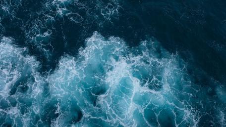Majestic Ocean Waves wallpaper