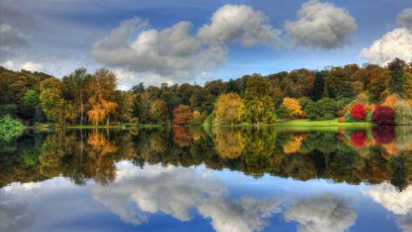 Serene Autumn Reflections on a Tranquil Lake wallpaper