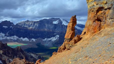 Majestic Mountain Peaks in Nature's Embrace wallpaper