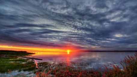 Tranquil Sunset Over the Lake wallpaper