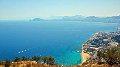 Breathtaking Coastal View Under Clear Skies wallpaper