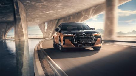 BMW i7 in Motion: Elegance and Power Unleashed wallpaper