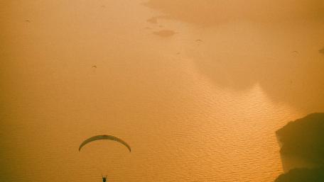 Man parachuting wallpaper