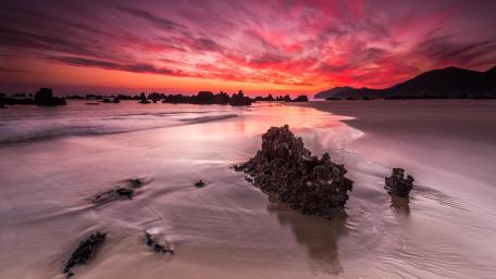 Stunning Sunset Over Tranquil Beach Scene wallpaper