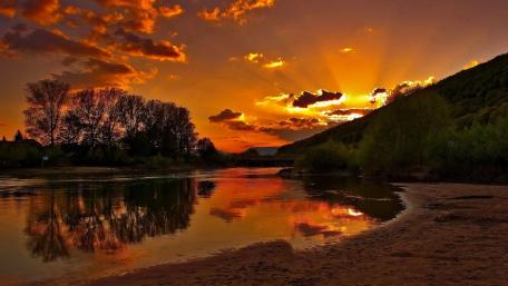 Golden Sunset Over Tranquil Lake wallpaper