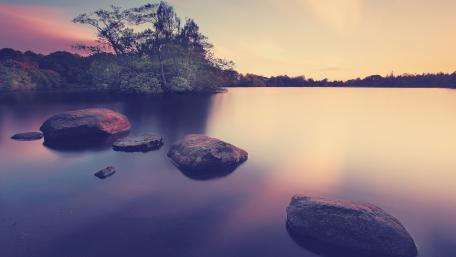 Serene Lakeside Sunset Scene wallpaper