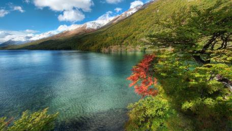 Serene Lake Amidst Majestic Mountains and Vibrant Foliage wallpaper