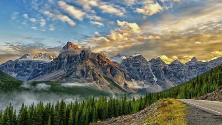 Valley of the Ten Peaks wallpaper