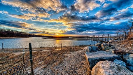 Serenity at Sunset Over Tranquil Waters wallpaper