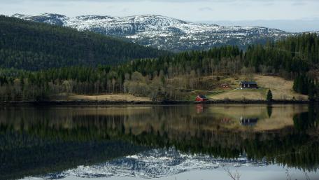 Tranquil Lake Reflection in Mountain Landscape wallpaper