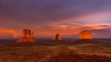 Monument Valley, West and East Mitten Buttes wallpaper