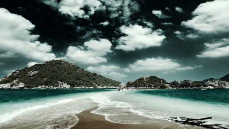 Island Serenity in Turquoise Waters wallpaper