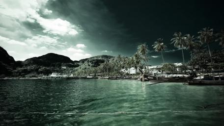 Tranquil Seaside Escape with Palms and Boats wallpaper