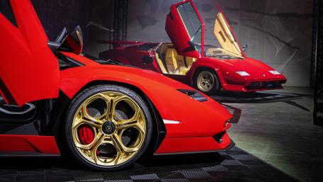 Lamborghini Countach LPI 800-4 in Stunning Showcase wallpaper