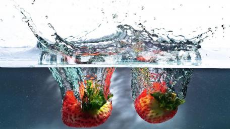 Refreshing Splash of Strawberries wallpaper