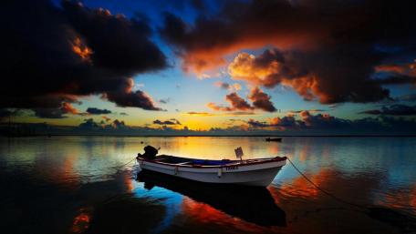Serene Dusk Over Tranquil Waters wallpaper