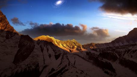 Majestic Dusk Over Snowy Mountains wallpaper