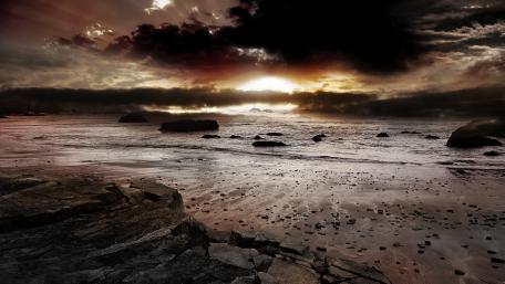 Serene Dusk at the Shoreline wallpaper