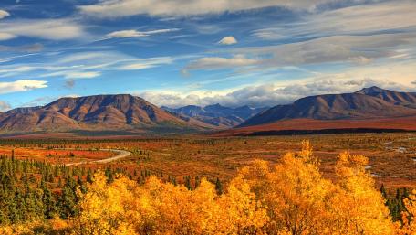 Breathtaking Autumn Serenity in Mountains wallpaper