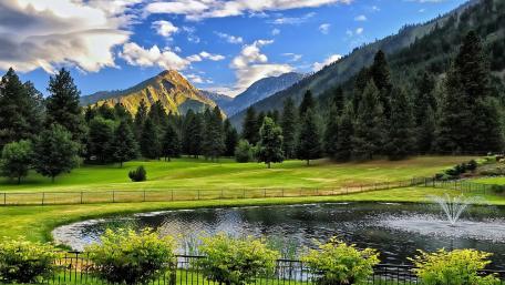 Serene Mountain Reflection in a Tranquil Pond wallpaper