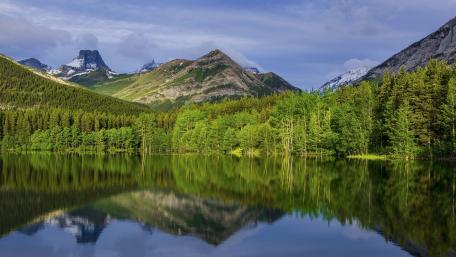 Tranquil Lake Reflection in the Alps wallpaper