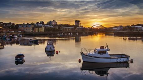 Sunset Serenity over City Waters wallpaper