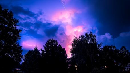 Electrifying Twilight Stormscape wallpaper