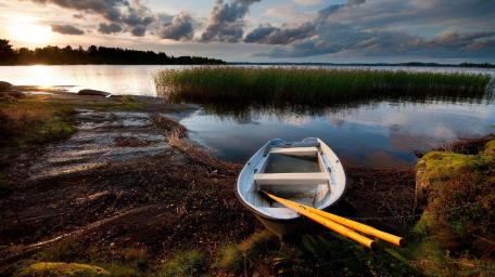 Serene Lakeside Retreat at Sunset wallpaper