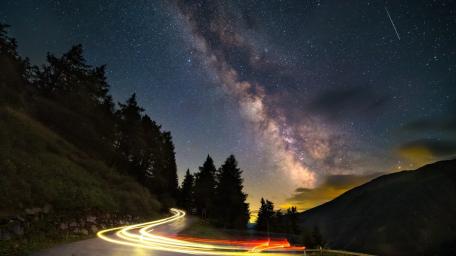 Starlit Journey Through the Milky Way wallpaper