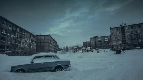 Winter Serenity in Urban Silence wallpaper