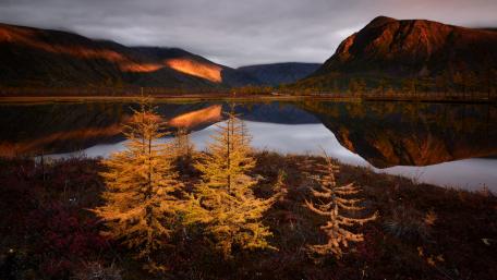 Golden Hour in Tranquil Mountain Valley wallpaper
