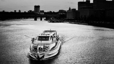 Monochrome River Cruise in the Cityscape wallpaper