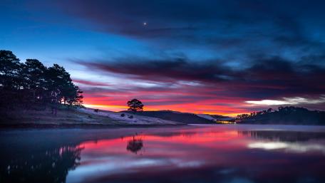 Twilight Symphony Over Tranquil Waters wallpaper