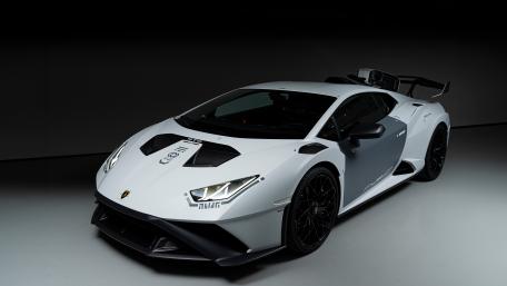 Sleek White Lamborghini Huracan Wallpaper for Car Enthusiasts wallpaper