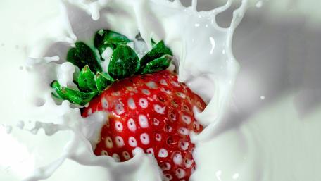 Strawberry Splash Delight wallpaper