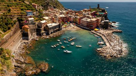 Vernazza - Idyllic Italian Coastline Retreat wallpaper