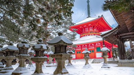Winter Serenity at the Pagoda wallpaper